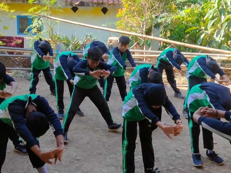 Dengan Antusias Siswa - siswi kelas V Melaksanakan Pemanasan Pada Materi PJOK Mengikuti Instruksi Guru Olahraga