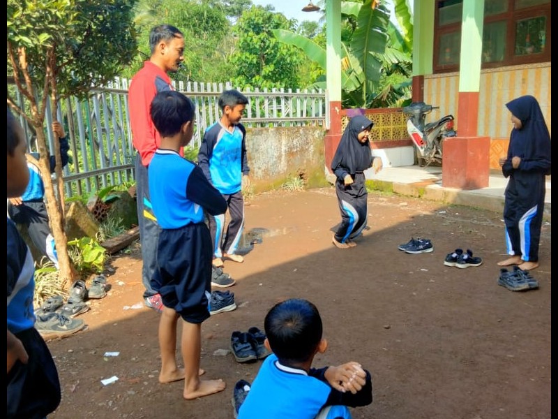 MODIFIKASI GERAK LOKOMOTOR SISWA KELAS 3 PENDIDIKAN JASMANI KESEHATAN SDN 3 CAMPOAN